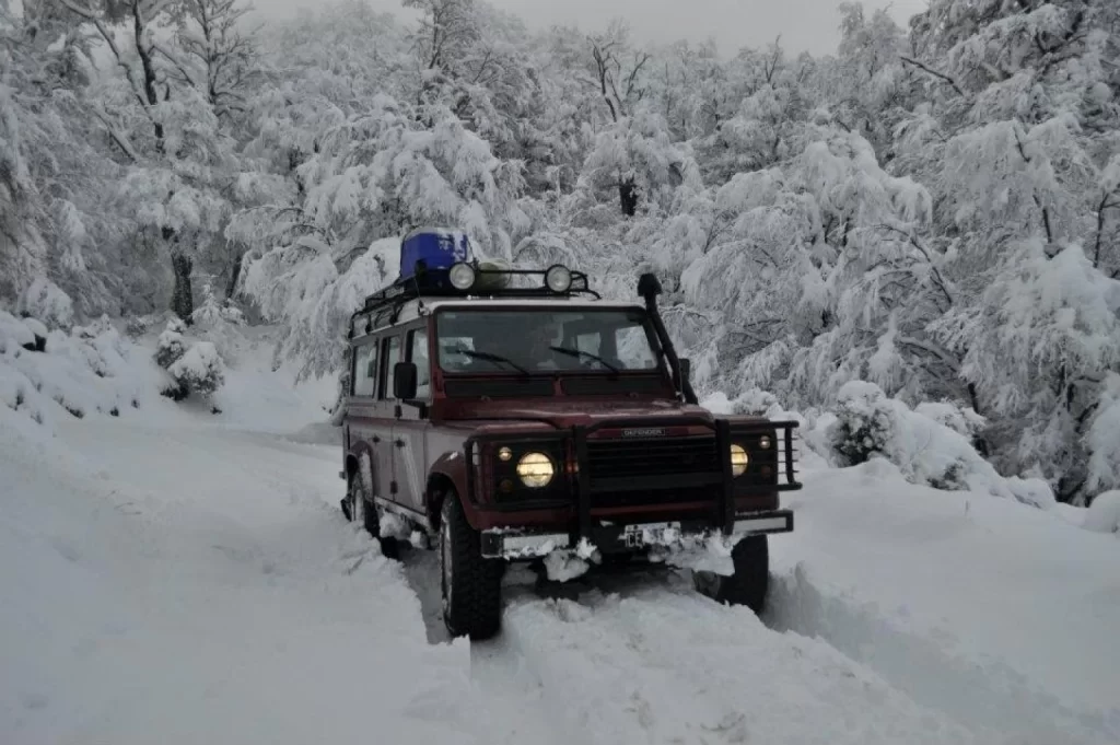 laguna-congelada-camioneta-defender