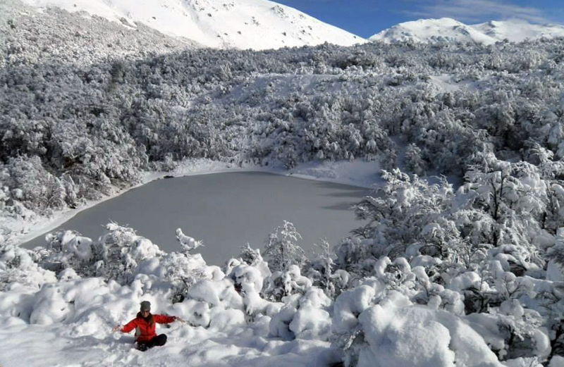 laguna-congelada-con-nieve